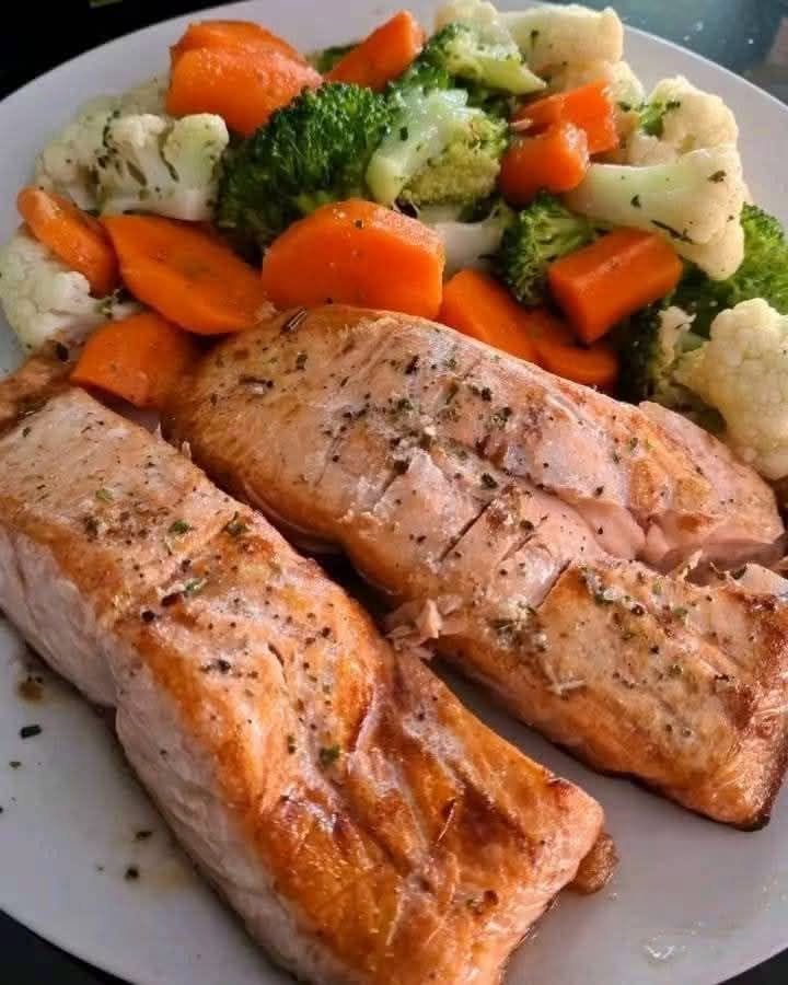 Pan-Seared Salmon with Steamed Vegetables