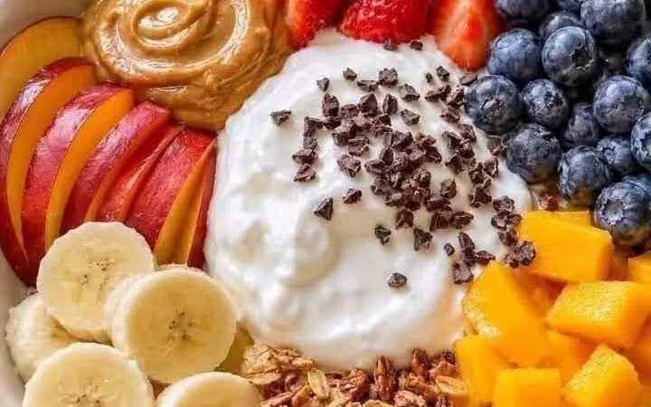 Greek Yogurt Fruit and Granola Breakfast Bowl